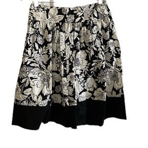 NWT Forever 21 Black and White Floral Leaf Print Motif Midi Skirt / Pleat Skirt